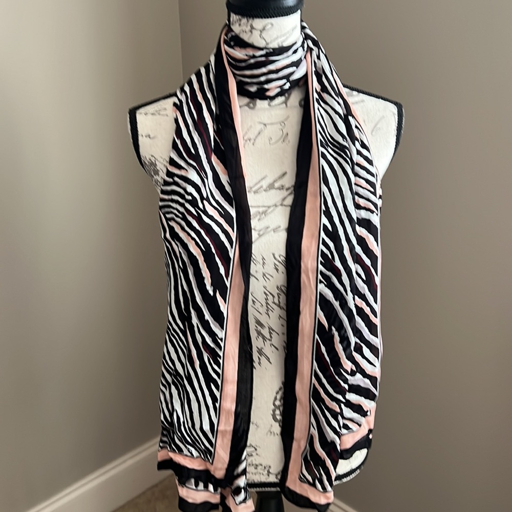 White House Black Market WHBM Printed Black White Pink Scarf - Picture 4 of 6